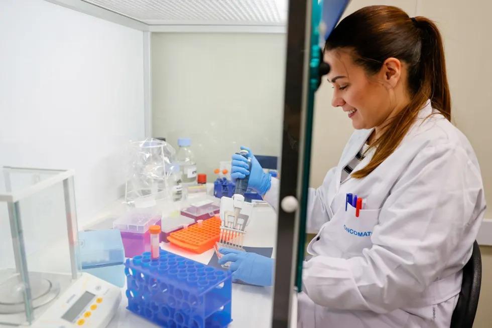 La OMS lanza portal con IA para alertar sobre el vínculo entre alcohol y cáncer de mama