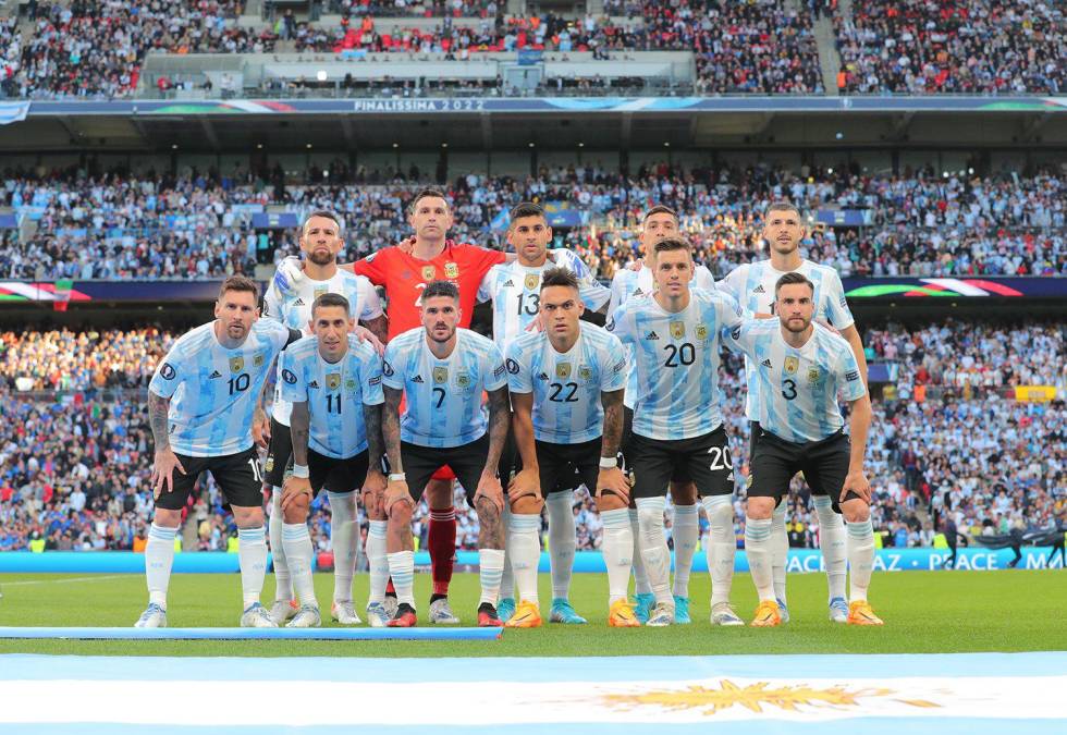 Los jugadores titulares de Argentina posando antes del partido frente a Italia.