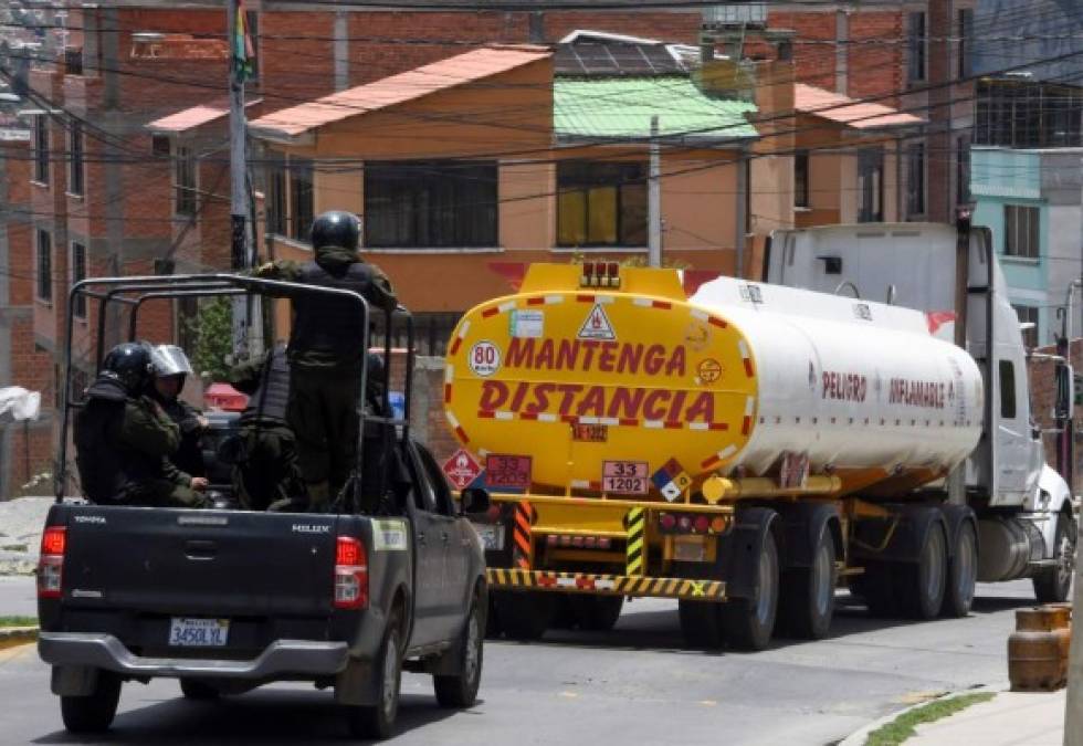 Apoyados por carros blindados y helicópteros, una fuerza combinada de policías y militares luego escoltaron un convoy de carros cisternas desde el interior de la planta, según imágenes distribuidas en redes sociales.