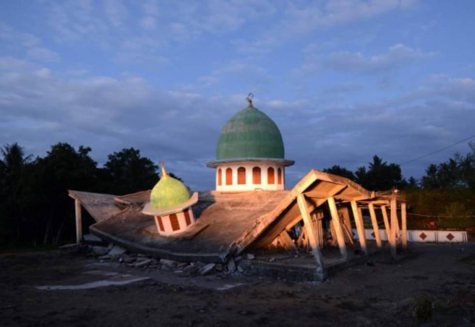 El terremoto, de magnitud 6,9, destruyó el domingo pasado decenas de miles de casas, mezquitas y empresas.