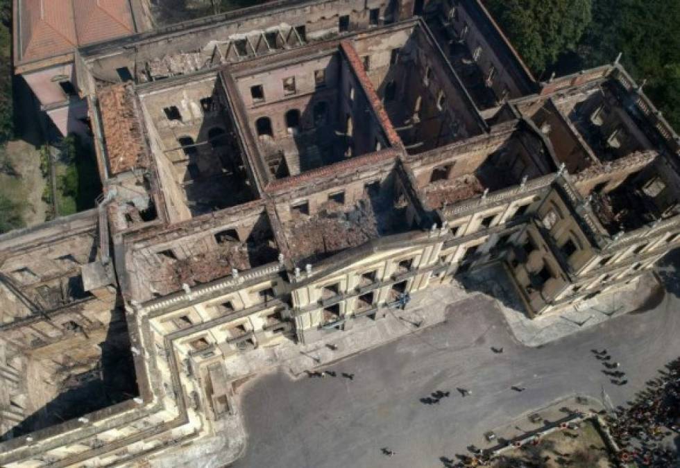 La fachada del edificio resistió, sin embargo los escombros se acumulan en la planta baja, el techo desapareció y una de las alas del segundo y del tercer piso se derrumbaron.