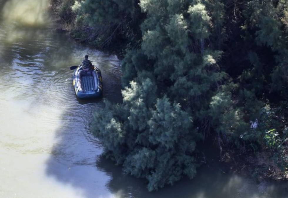 Los agentes vigilan el Río grande, donde los coyotes están cruzando en balsas a varios grupos de inmigrantes en los últimos días.