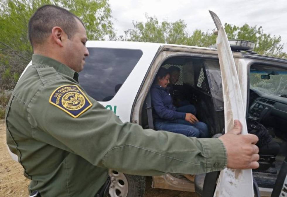 En un comunicado, la Oficina de Aduanas y Protección Fronteriza (CBP) consideró esta ligera subida 'dentro de la normalidad', ya que históricamente la tendencia de detenciones entre enero y febrero es de un aumento de hasta el 20 %, a excepción del año pasado.