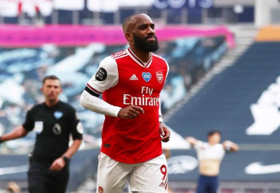 El delantero del Arsenal, Alexandre Lacazette ha hablado en L'Equipe sobre que se relacione su nombre con el del Atlético de Madrid en cada mercado de fichajes. 'Cada verano, mi nombre y el Atlético están en la misma frase. A veces es un poco aburrido, pero a veces aprendes cosas, es divertido. Supe que había llamado a Antoine Griezmann para hablar del Atlético, por ejemplo, leyendo a alguien que parecía más informado que yo. Puede ser un poco molesto, pero es parte del trabajo', ha afirmado el francés.