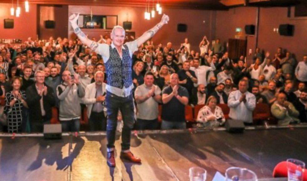 Todo ello lo ha desvelado en una entrevista con High Performance: “Yo solía ser un borracho feliz y ya no lo soy. Soy un borracho triste. No salgo a beber, bebo dentro de casa”, reveló.