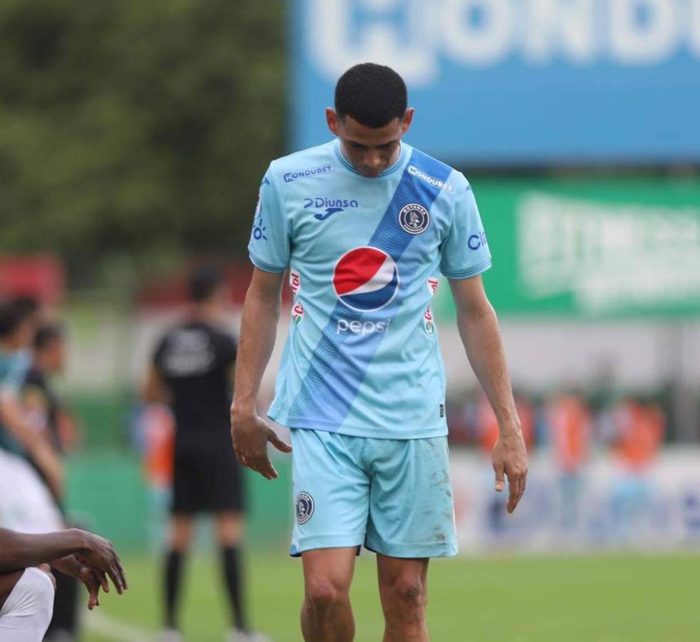 Así se fue del campo Edwin Maldonado tras ver la tarjeta roja.