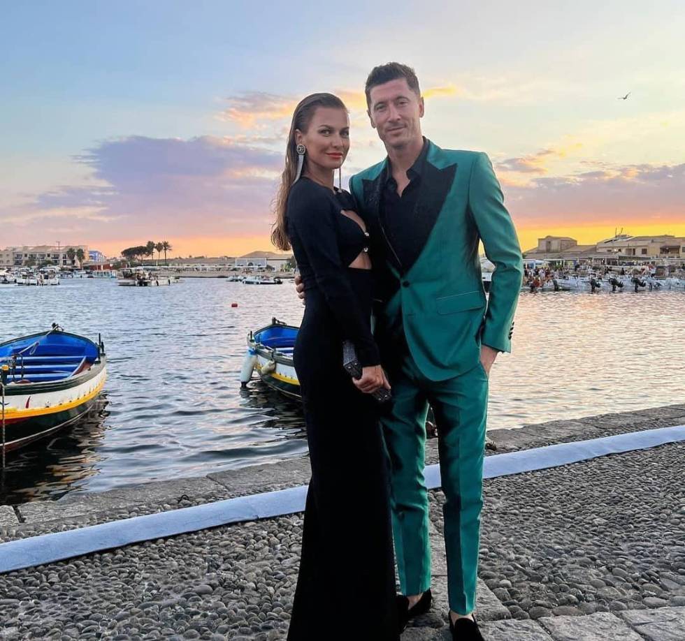 La mujer de Lewandowski se graduó de la Academia de Educación Física de Varsovia y actualmente es nutricionista. La deportista cuenta con su propio negocio de nutrición Health Plan By Ann, un canal fitness de Youtube, y ofrece rutinas y planes nutricionales a través de su perfil de Instagram.