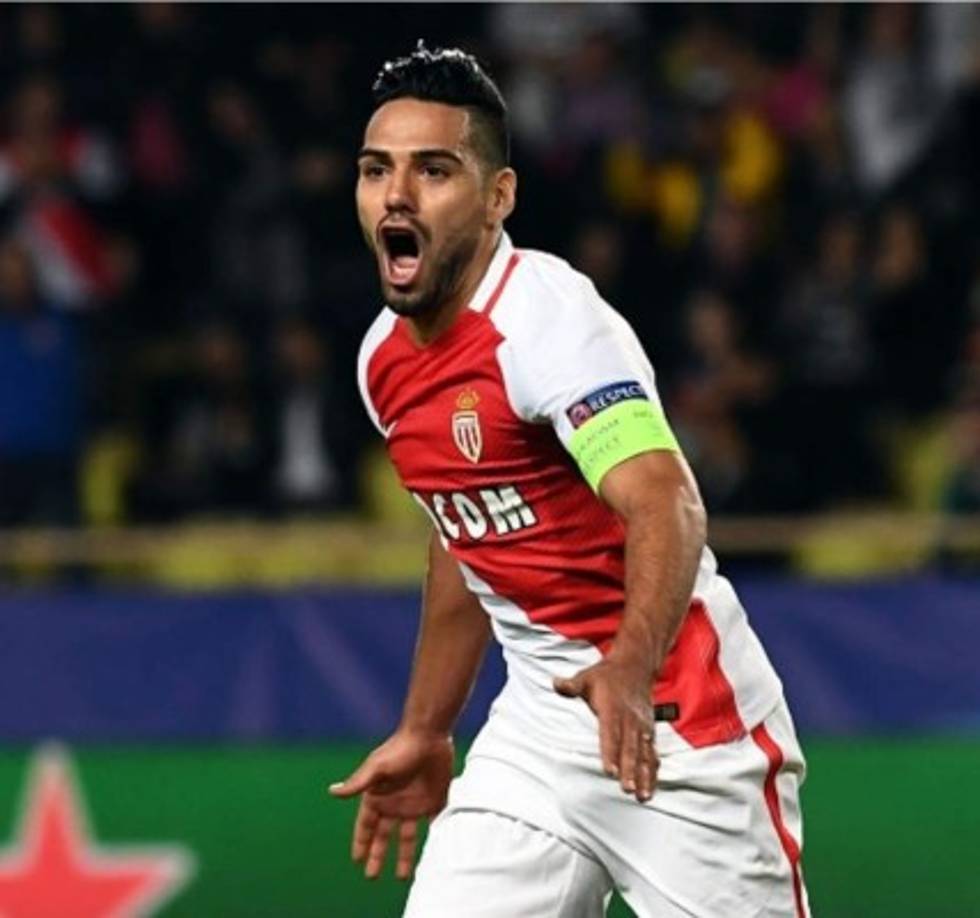 A pocos días del cierre de fichajes, Real Madrid continua la búsqueda de un delantero para reformar el esquema de Julen Lopetegui y una de las opciones que le habían llegado a Florentino Pérez fue la del colombiano Radamel Falcao García. El jugador del Mónaco de 32 años ya estuvo en la órbita del Real Madrid cuando se fue del Atlético de Madrid, pero nunca se llegó a concretar la operación. La emisora Onda Cero confirmó que Falcao habría sido ofrecido al Real Madrid, pero aseguró que los responsables blancos no se estarían planteando el fichaje del delantero colombiano.