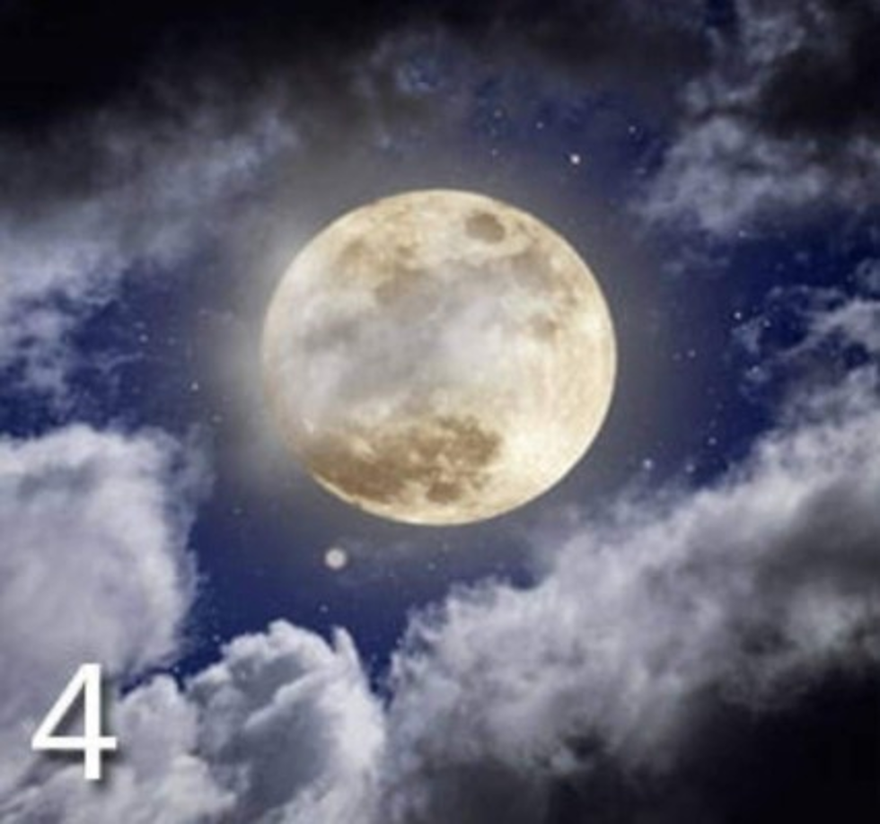 Luna 4: Orientado a la paz y la tranquilidad<br/><br/>Eres una persona tranquila, pacífica y tradicional. A veces te tildan de viejo, pero tú tienes bien claro cómo deben ser los valores en la sociedad. Aunque no te guste sobresalir, siempre te eligen como líder por tu temple para decidir en situaciones difíciles. Puedes ser un poco miedoso y prefieres evadir circunstancias dolorosas. <br/><br/>Cuando te encuentres así, recuerda que tu talento y fuerza de voluntad son tus mayores fortalezas.<br/><br/>En el amor: te enamoras súper rápido y entregas todo en poco tiempo. Crees que el amor se debe vivir sin límites y te encanta que todos se enteren de que estás en pareja. Para eso, posteas todo en las redes sociales. Pero así como amas con intensidad, cuando hay problemas eres una fiera, tanto que tu pareja sale corriendo y sabe que mejor es esperar que se te vaya el mal genio.