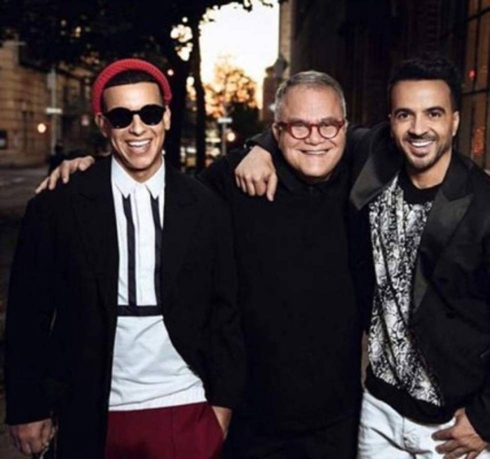 En una portada de la revista People en español, Daddy Yankee uso una camisa diseñada por Carlos Campos.