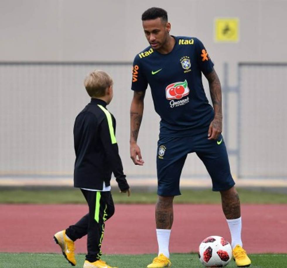 El pequeño tenía deseos de patear el balón en el entrenamiento de Brasil.