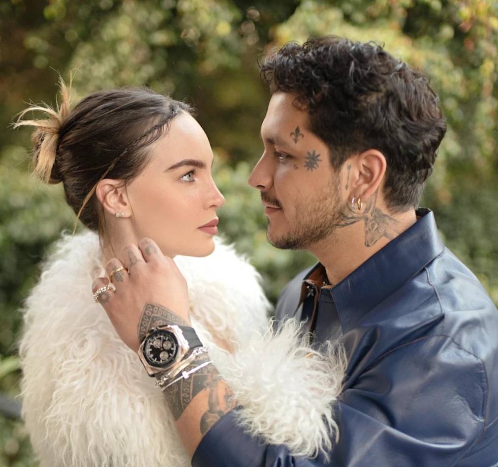 Belinda (2020-2022): El romance más mediático de Christian Nodal fue con la cantante y actriz Belinda. La pareja confirmó su relación en 2020 y se comprometió en matrimonio, pero terminaron abruptamente en febrero de 2022. Nodal describió la relación como una experiencia que le dejó profundas cicatrices emocionales.