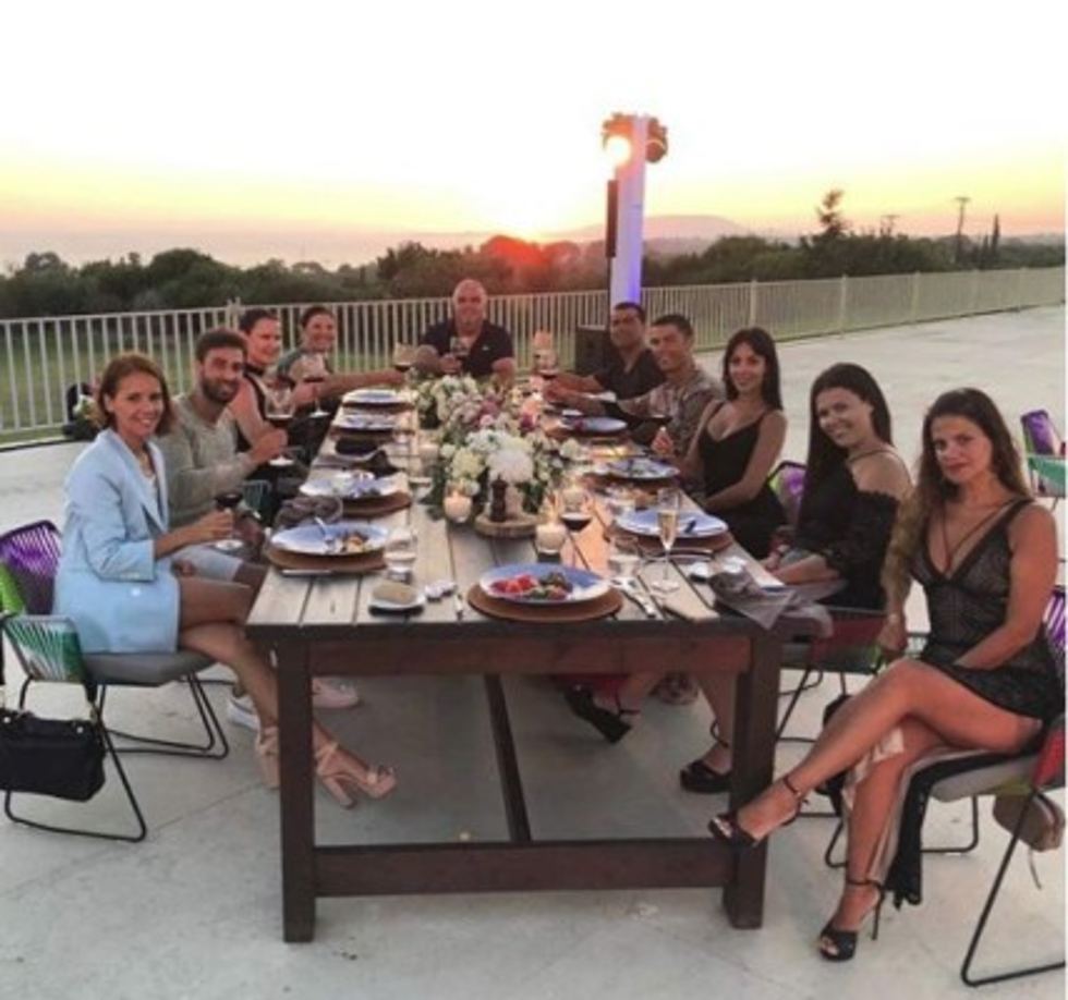 La modelo y Cristiano se instalaron en una mansión que está compuesta de tres pisos con ocho habitaciones, piscina, gimnasio, baño turco y un spa.