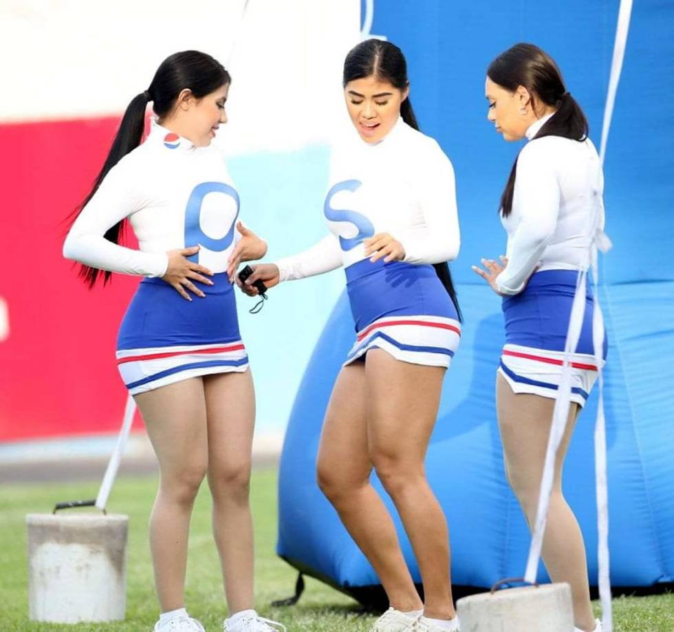 Las sexys edecanes que llegaron al estadio Nacional Chelato Uclés para poner el ambiente en el clásico Motagua-Olimpia.
