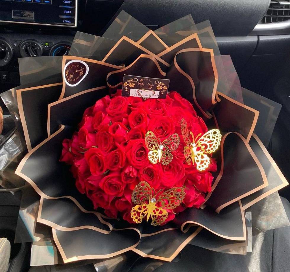 Los gajos de rosas también estan presentes en el emprendimiento de la joven Castillo, quien se gana la vida con arreglos memorables para la ocasión.