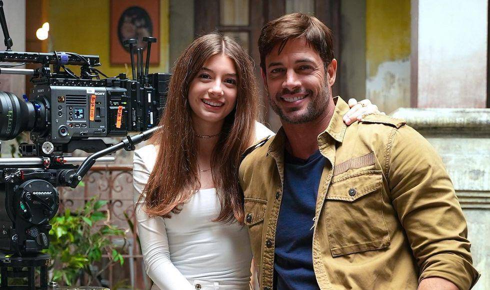 Por su parte, su hermana menor Kailey, quiere seguir los pasos de sus padres y debutar en el mundo de la actuación. En la imagen, William Levy al lado de su hija Kailey en un día de grabación de la telenovela “vuelve a mí”.
