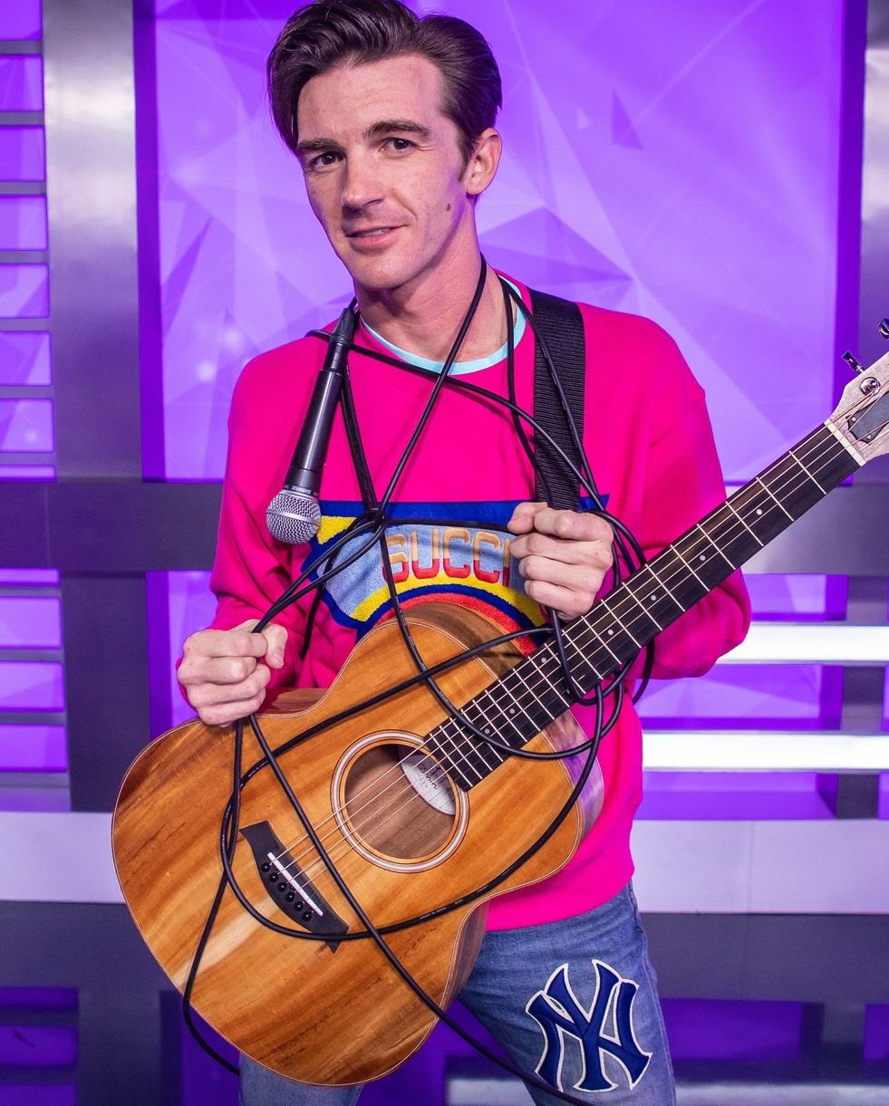 Captan a Drake Bell drogándose con un globo