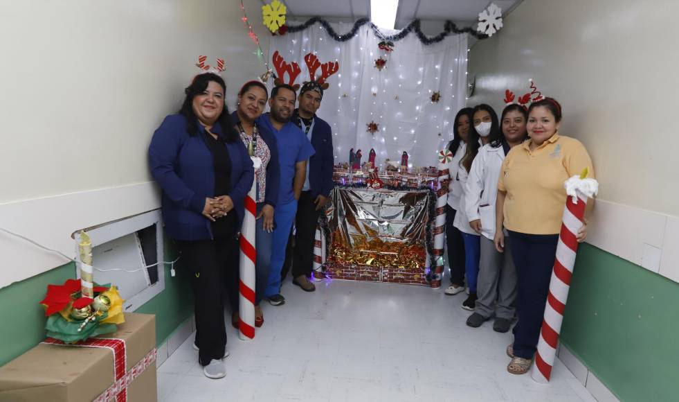 La unidad de radiología del hospital Mario Catarino Rivas, lleva tres años realizando esta actividad, en la que destacan elementos de la cristiandad y de las festividades de fin de año.
