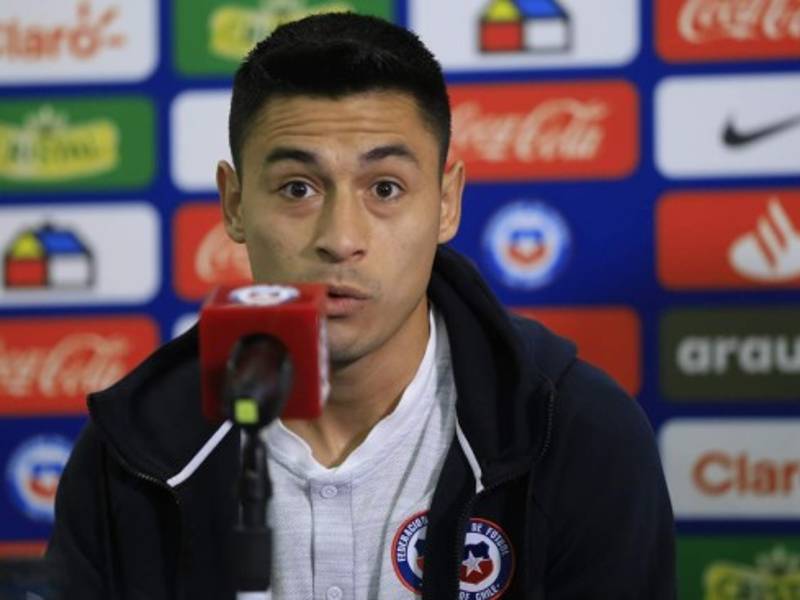 Claudio Baeza compareció en rueda de prensa. El mediocampista debutó con la selección de Chile el pasado jueves en el empate 0-0 ante Argentina. Foto Moisés Valenzuela.