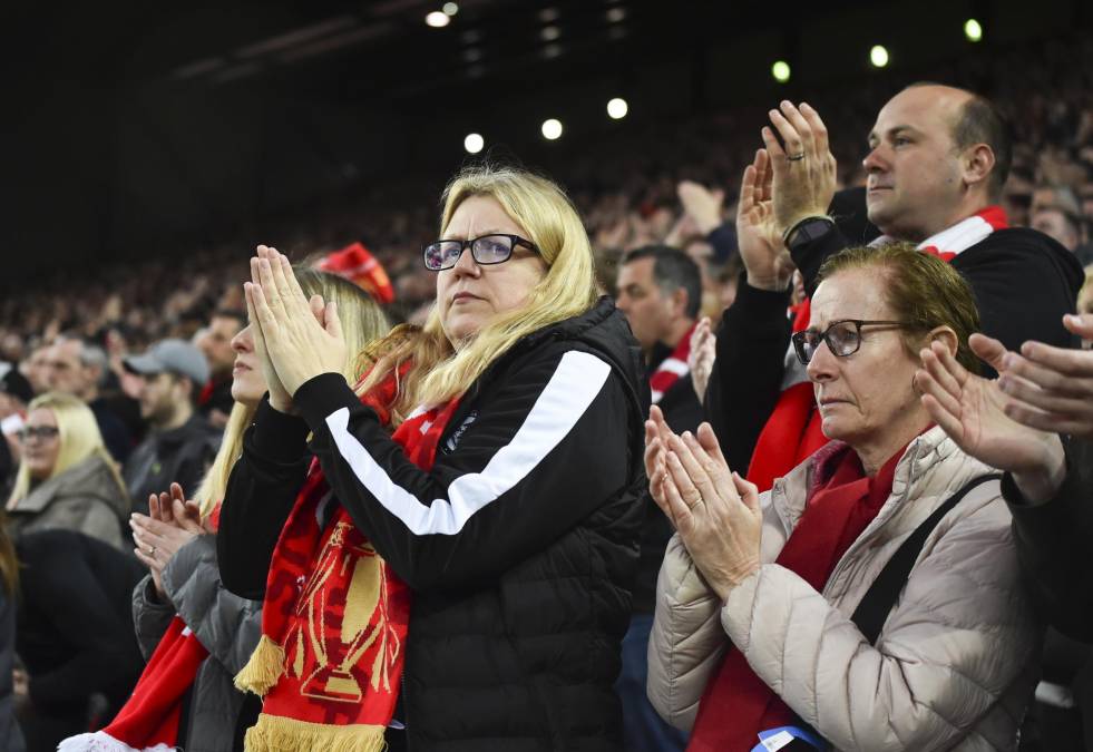  Durante el encuentro entre dos de los gigantes del fútbol inglés, los hinchas del Liverpool dejaron de lado su rivalidad con el Man-U para dedicarle un conmovedor homenaje a “CR7” en este momento difícil.