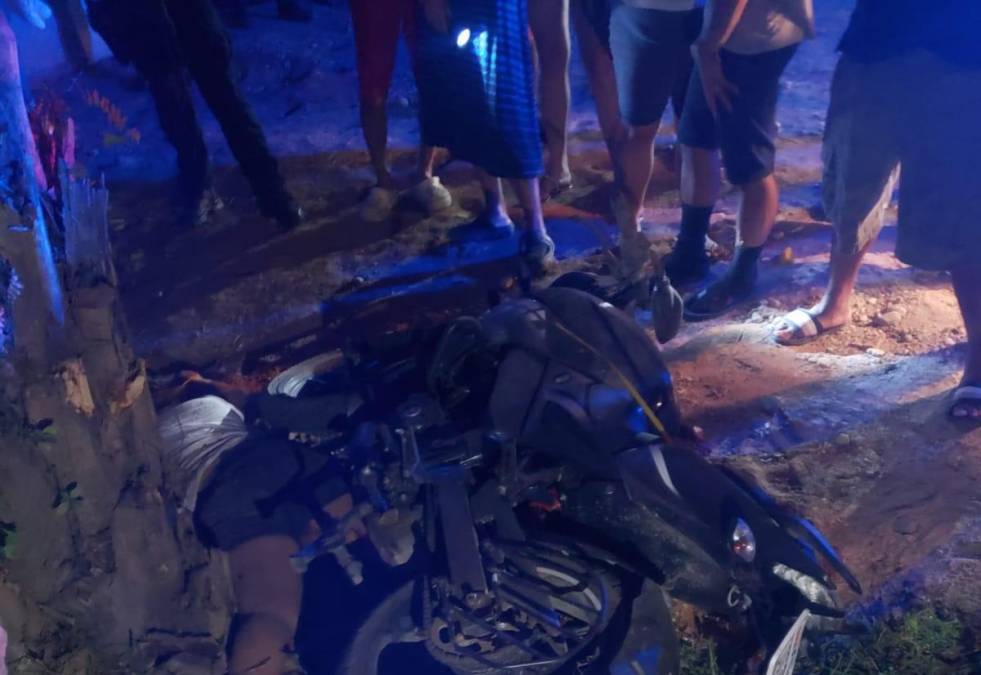 Los cuerpos de ambas mujeres quedaron a la orilla del pavimento. Se presume que la mujer que conducía la motocicleta perdió el control de la misma y fue impactar contra un árbol. 