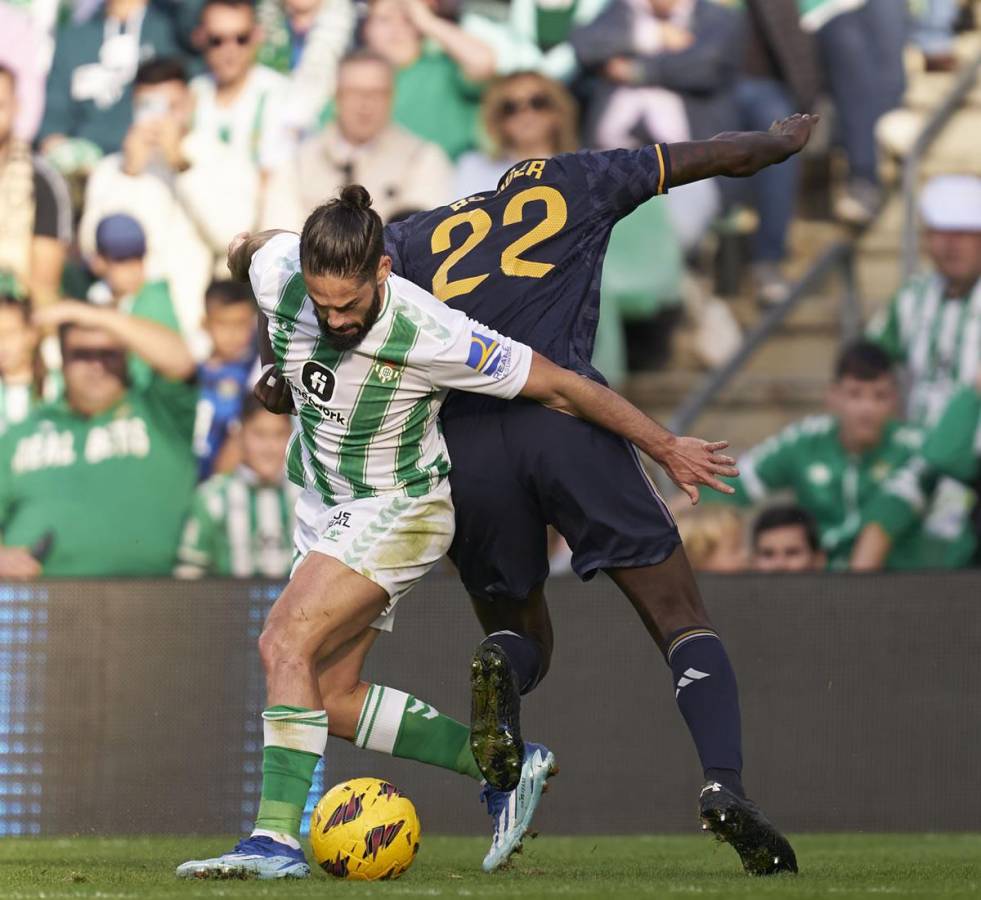 Isco protegiendo el balón de la marca de Antonio Rüdiger.