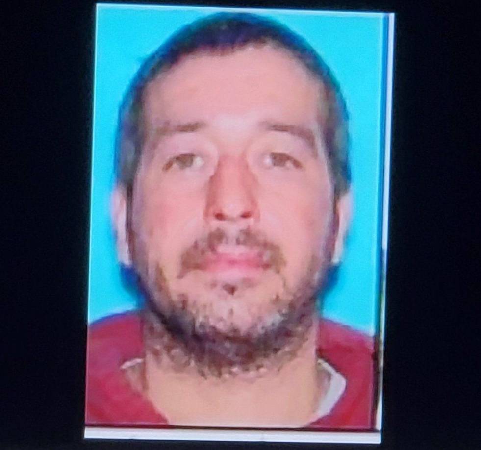 En un comunicado, la compañía Maine Recycling Corporation precisó que Card estuvo trabajando como conductor durante un año y que se fue voluntariamente la pasada primavera, por lo que no fue despedido, como inicialmente se pensaba.