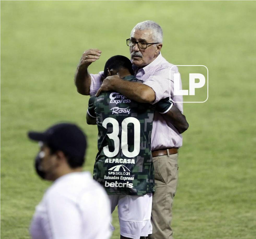 El tierno abrazo que le dio Manuel Keosseián a Edwin Solani Solano tras el gol.