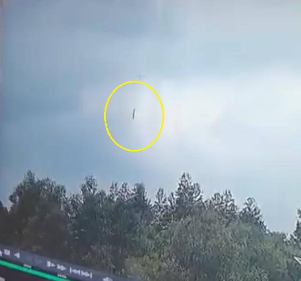 La web muestra cómo el avión había caído bruscamente desde una altitud de 8.900 metros hasta 1.000 en tres minutos, último dato disponible.