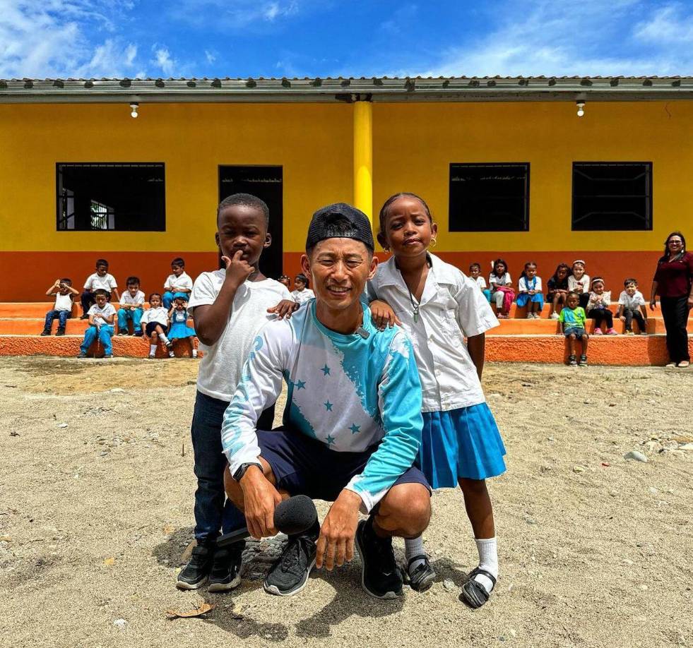 ”Veo tan innecesario este reto, exponiendo su vida de esta manera y que pronto será padre. Que Dios te proteja a tí y a todo tu equipo, Dios les aleje todo mal”, escribió Víctor Flores en un comentario en una fotografía de Shin.
