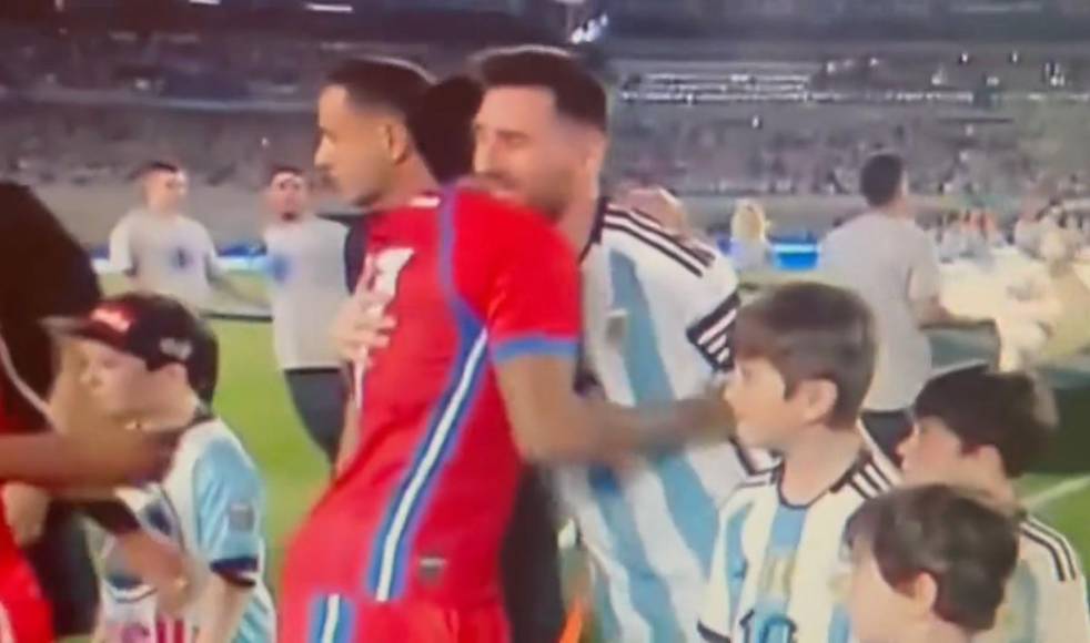 Desde el saludo inicial previo al partido, los panameños mostraron su cariño al astro argentino Lionel Messi.