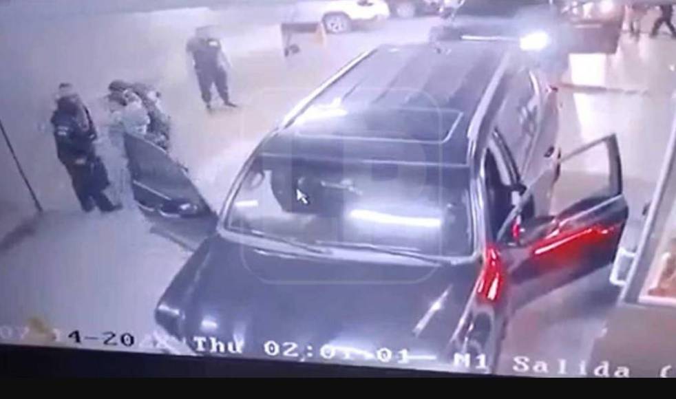 Una captura del video. La imagen muestra el momento en que los jóvenes son bajados del vehículo para matarlos.