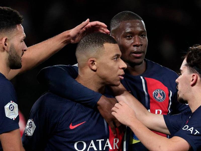 Mbappé anotó por la vía penal en el tramo final del primer tiempo.