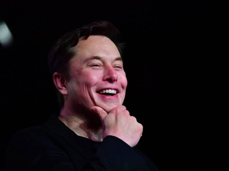 Musk decidió vender un 10 % de las acciones de la compañía después de proponer esa transacción en una encuesta pública a los usuarios de Twitter.