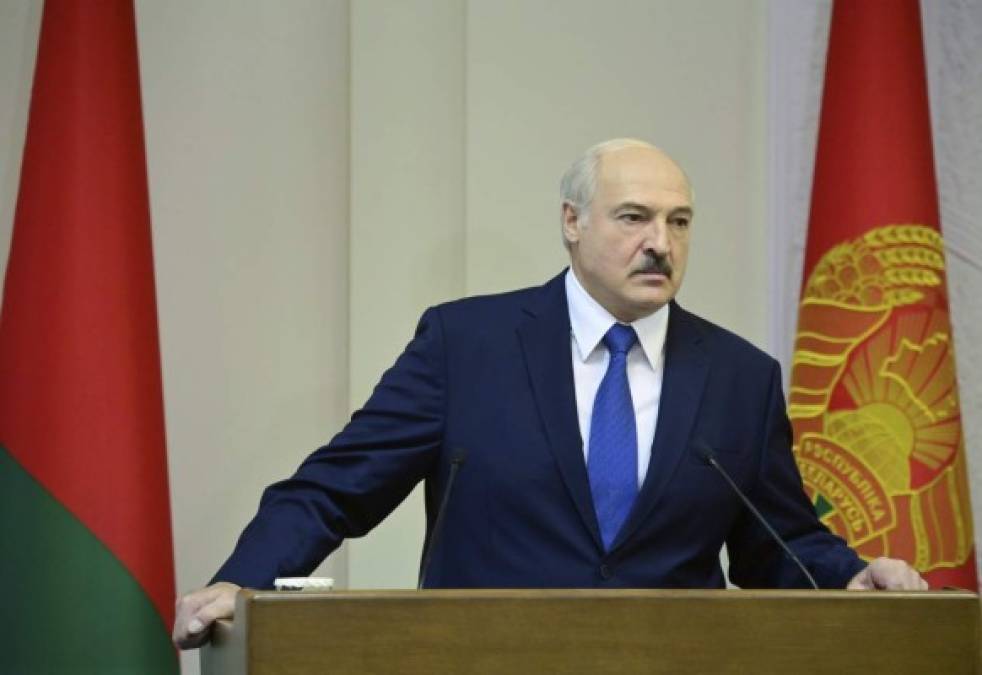 El líder bielorruso, Alexandr Lukashenko, que recomendaba “Sauna, vodka y trabajo duro”, para combatir el coronavirus, admitió el pasado mes de julio que había contraído la enfermedad, pero que “la había pasado de pie”.