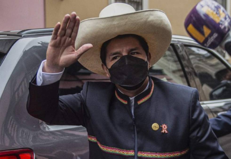 Vestido con traje andino negro con bordados y su clásico sombrero blanco de copa alta de Cajamarca, Castillo acudió caminando de la mano de su esposa, Lilia Paredes, al Parlamento desde el Palacio de Torre Tagle, la sede de la cancillería, distante a cuatro cuadras.