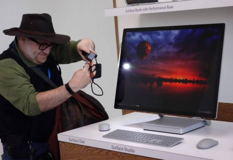 ESTADOS UNIDOS. La Surface Studio de $2,999. Un hombre le toma foto a la Surface Studio de Microsoft, que compite con la iMac y la Mac Pro de Apple. Foto: AFP/Don Emmert