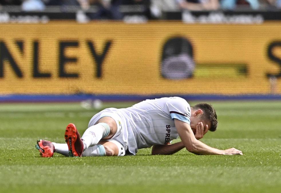 Ashley Westwood, jugador del Burnley, se lamenta tras sufrir una grave lesión.