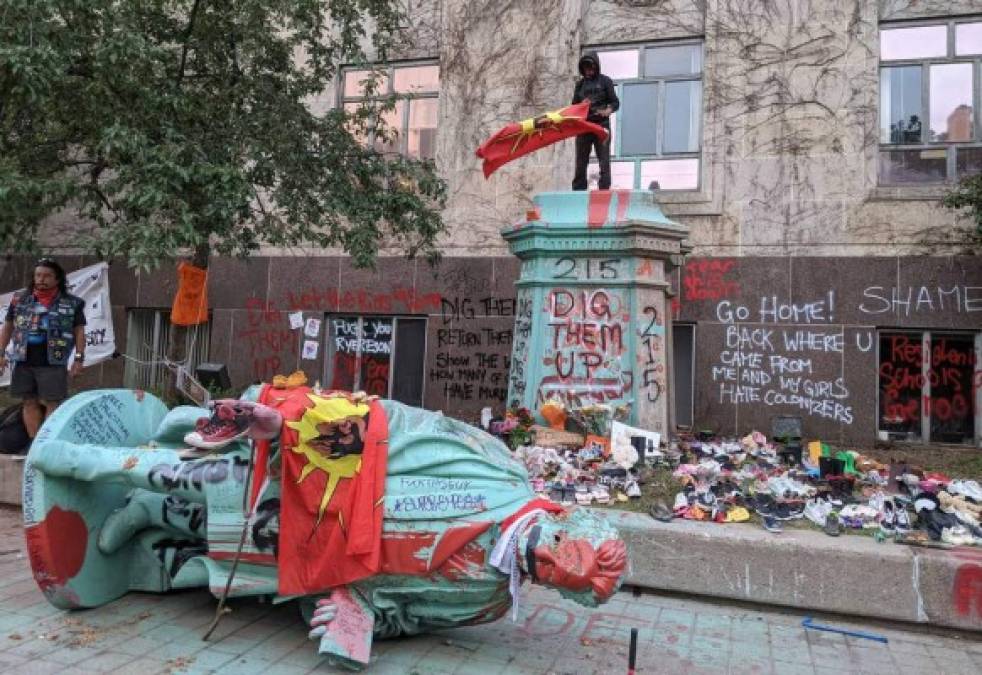 En ciudades como Winnipeg los manifestantes sacaron una estatua de la reina Victoria de su base en la legislatura de Manitoba, y otra cercana de la reina Isabel II. También derribaron la estatua del Papa.