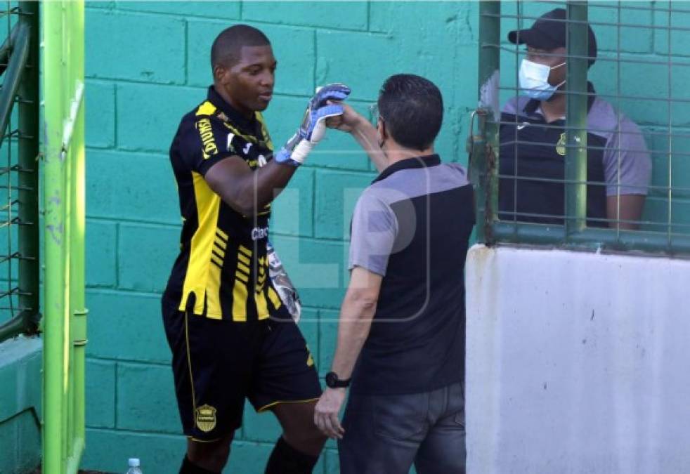 Javier Delgado también saludando a 'Buba' López después del partido.