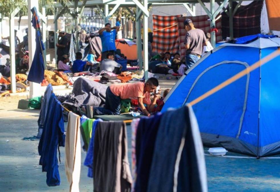 'En todo México nos han tratado bien. Pero aquí algunos no nos quieren. Anoche mientras dormíamos en el gimnasio nos lanzaron piedras al techo de lámina y nos gritaron que no nos quieren aquí', relató la hondureña María a la cadena BBC.