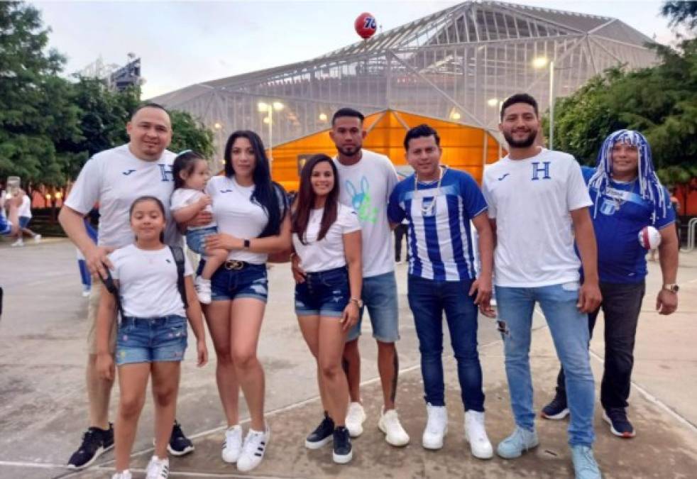 En familia llegaron los catrachos para apoyar a la Selección de Honduras.