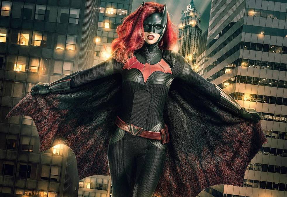 La actriz Ruby Rose acusó a The CW, a la showrunner Caroline Dries y a otros ejecutivos de Warner Bros. y Berlanti Productions de presuntos abusos que le hicieron desistir de continuar en la serie Batwoman.