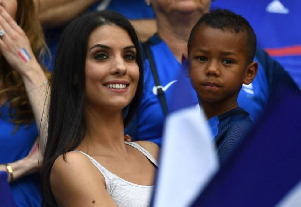 Junto a su hijo en las graderías de uno de los escenarios deportivos de la Eurocopa.