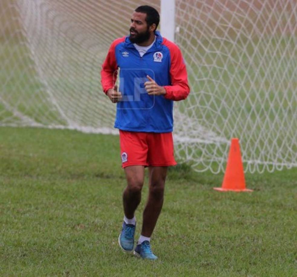 El portero Edrick Menjívar se recuperó del Covid-19 y tras varios de cumplir la cuarentena en Costa Rica volvió a Honduras para presentarse a las prácticas del Olimpia.