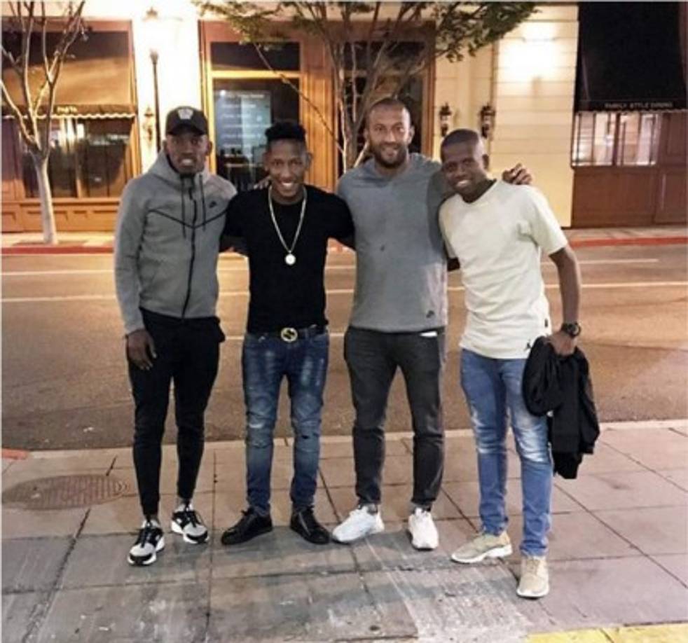 Romell Quioto junto a sus compatriotas y compañeros de equipo Alberth Elis y Boniek García y el exjugador hondureño Víctor 'Muma' Bernárdez.