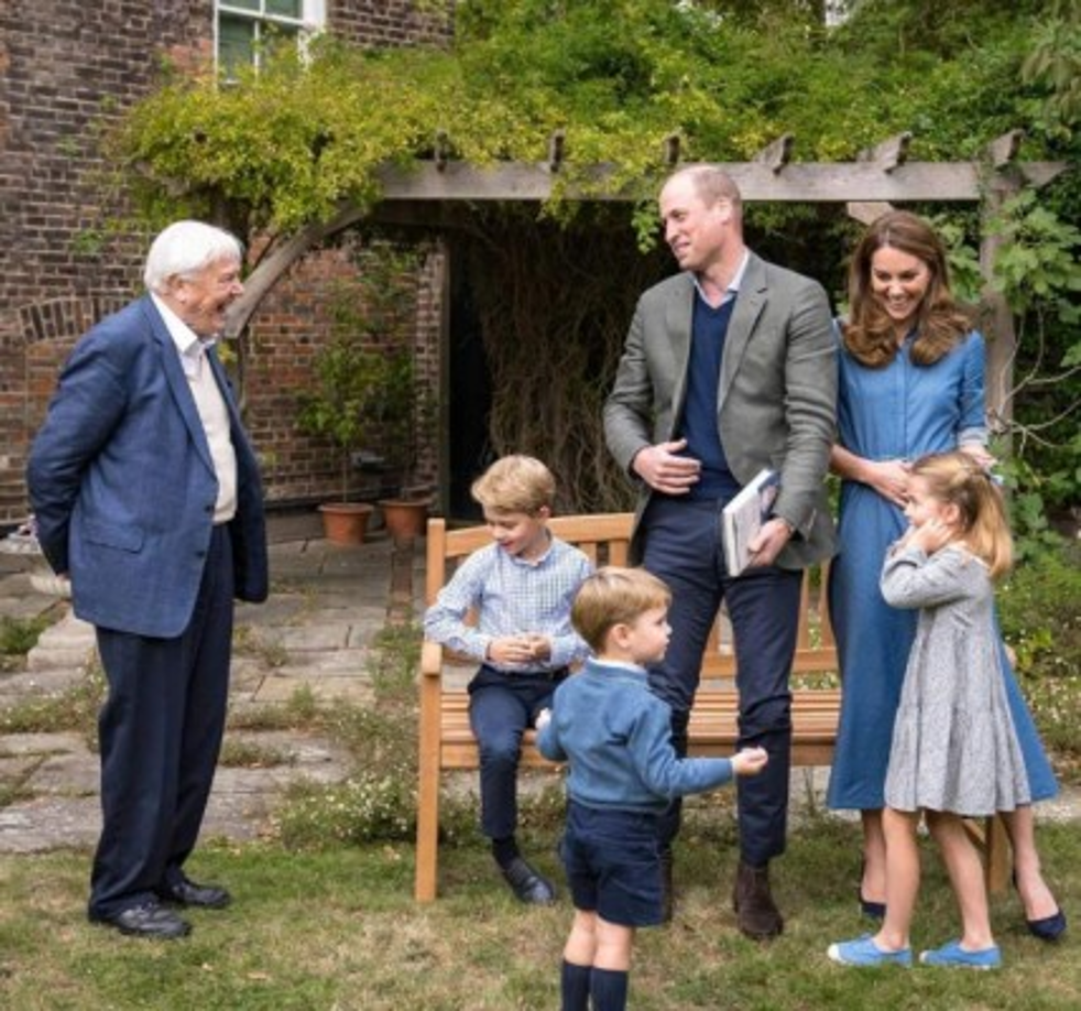 En las imágenes que compartió Kate Middleton y el Principe Willian aparecen acompañados de David Attenborough, un reconocido científico británico.