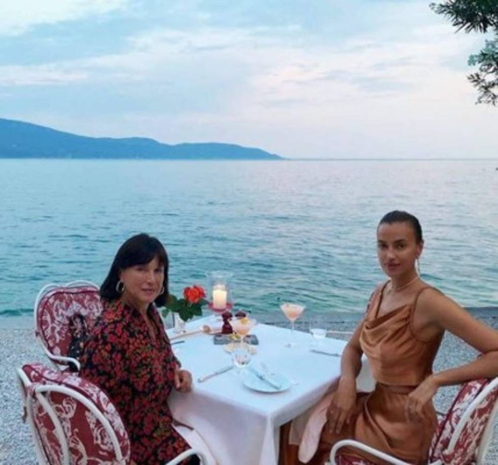 Hace unos días Irina colgó esta hermosa imagen junto a su madre en la que disfrutan de en un lugar pradisíaco.