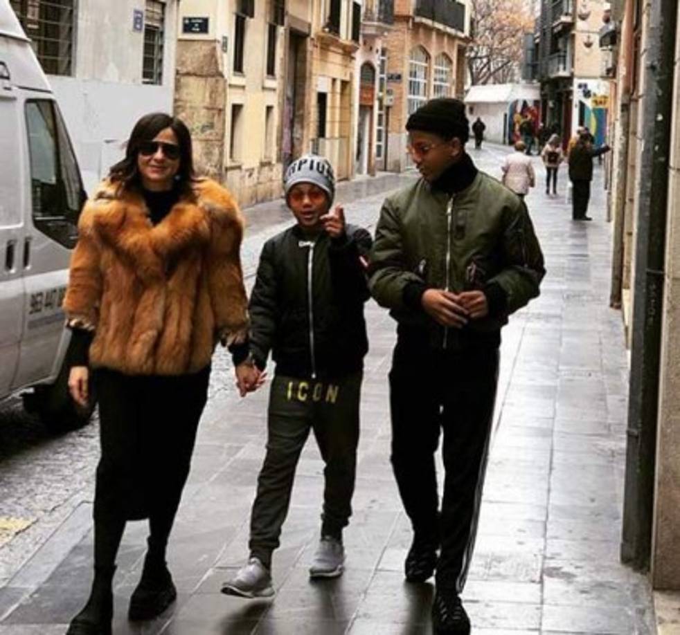 Mediante su cuenta oficial de Instagram, David Suazo presume de su hermosa familia. Hace unos días compartió esta linda imagen en la que aparecen sus dos hijos y su amada esposa.