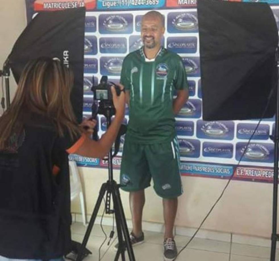 Pedro Aparecido Santana comienza a dar sus primeros pasos como entrenador de fútbol, entrena a niños.